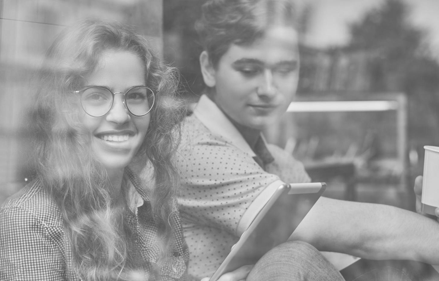 Teilnehmerin beim praktischen Budgettraining mit Dokumenten