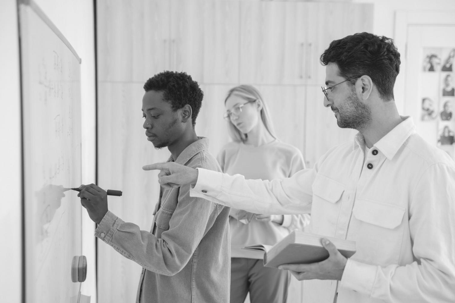 denavixolra Team bei der Arbeit an Bildungsprogrammen